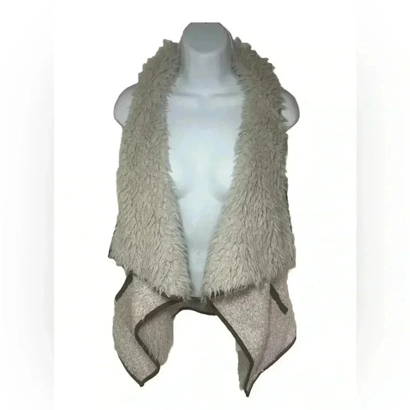 Fuzzy Vest with faux leather trim - Picture 1 of 12